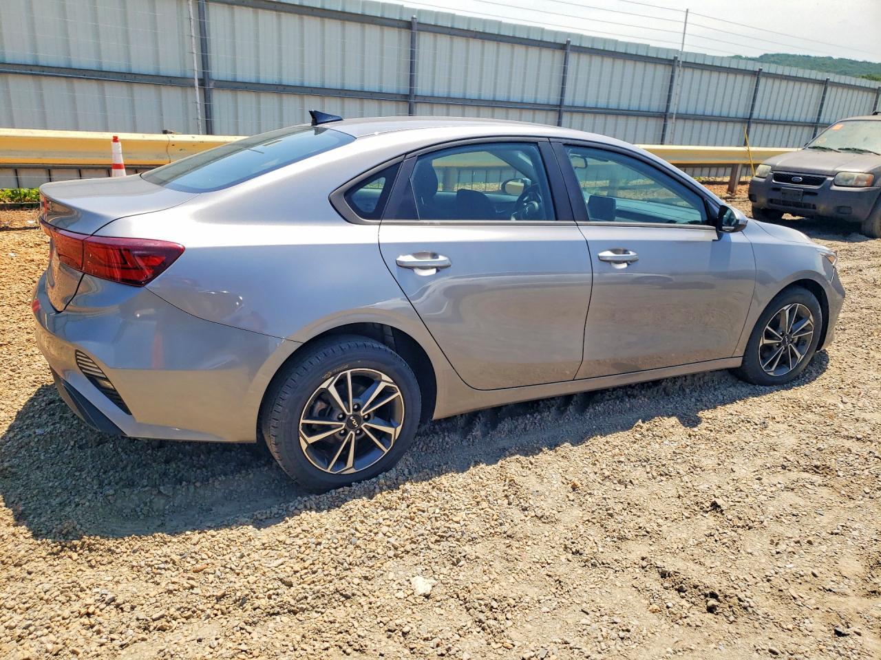2023 Kia Forte Lxs - Image 3