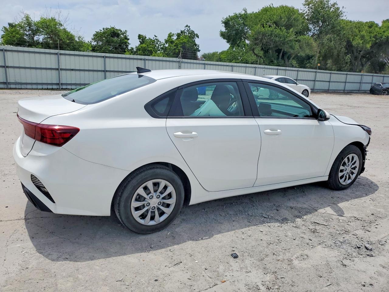2023 Kia Forte Lx - Image 3