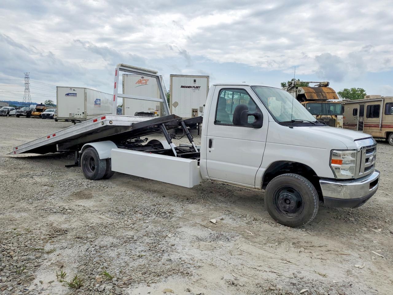 2017 Ford Econoline E450 Super Duty Cutaway Van - Image 4