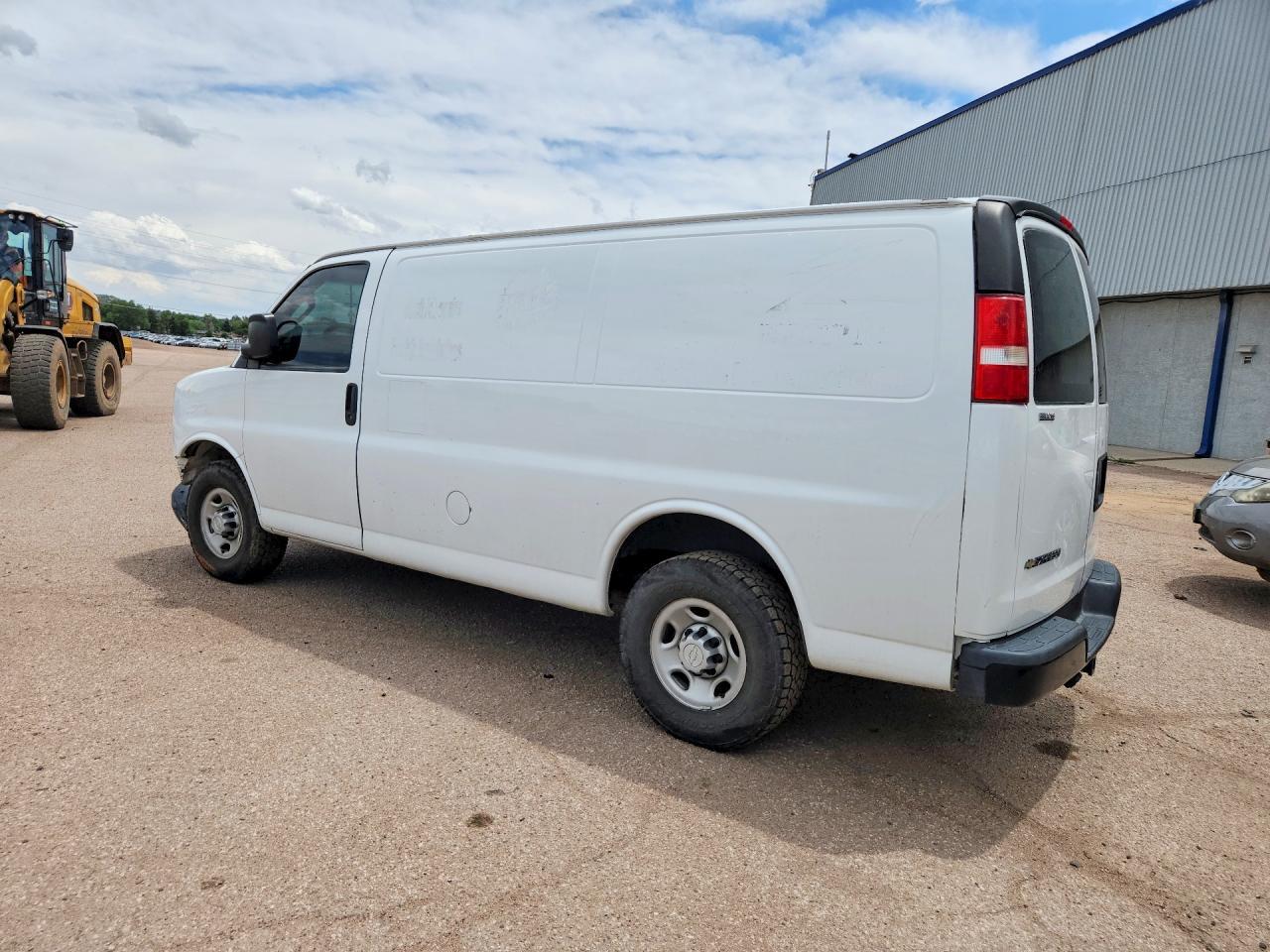 2017 Chevrolet Express G2500 - Фото 2