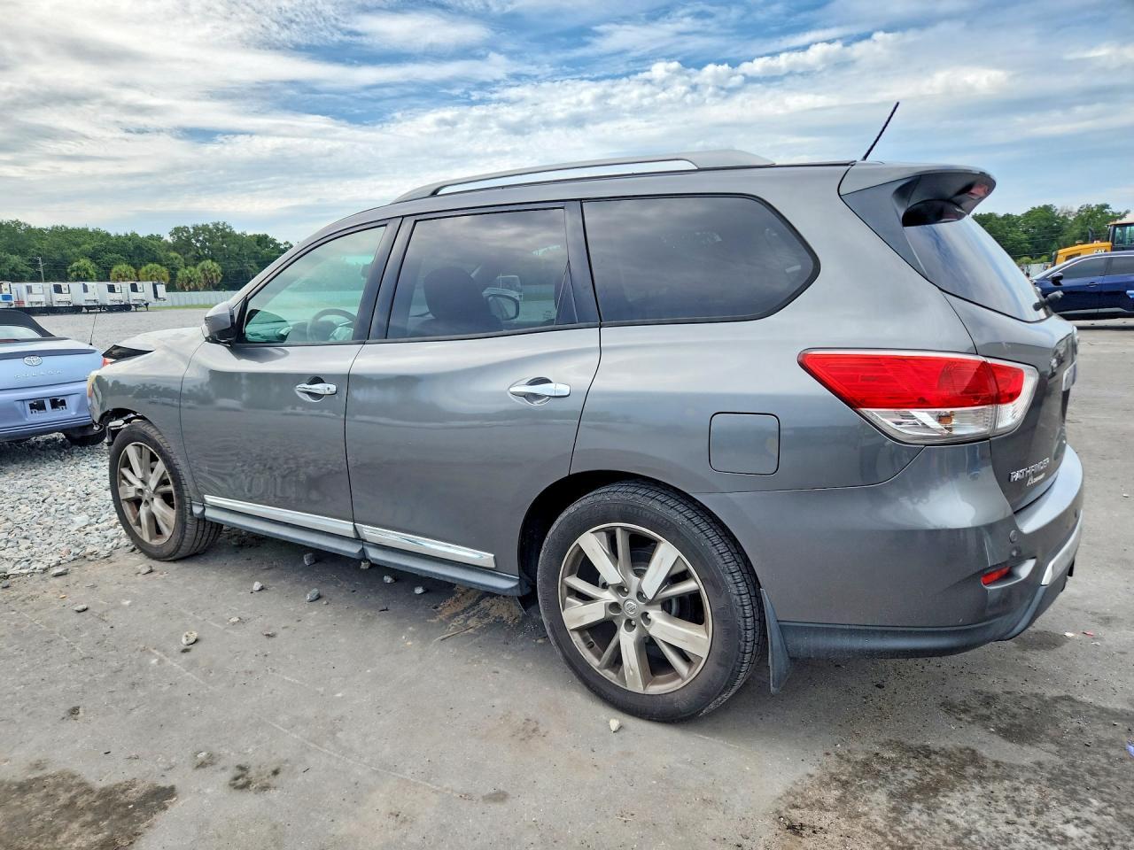 2015 Nissan Pathfinder S - Фото 2