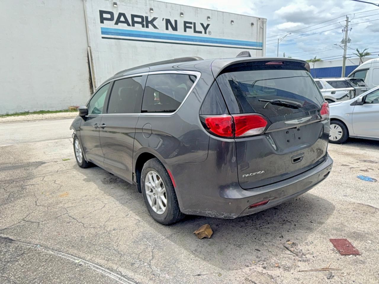 2018 Chrysler Pacifica Lx - Image 3