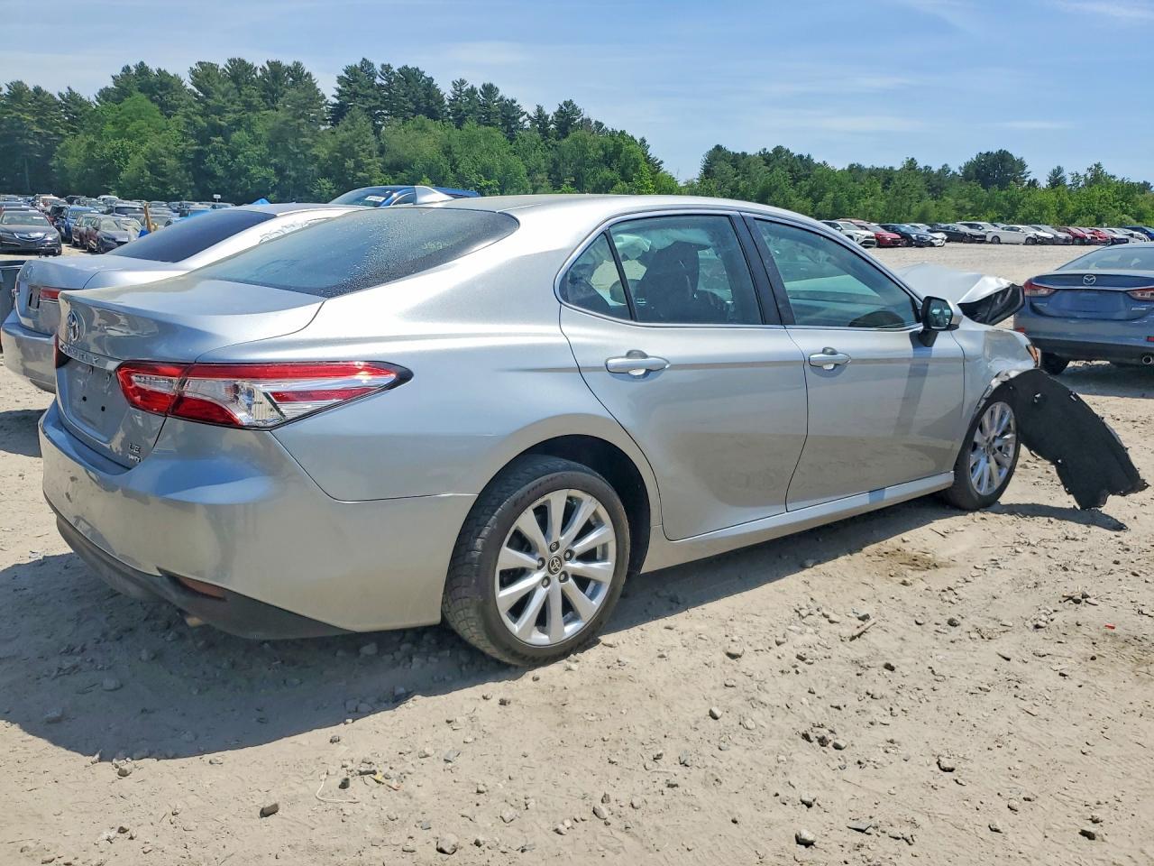 2020 Toyota Camry Le - Фото 3
