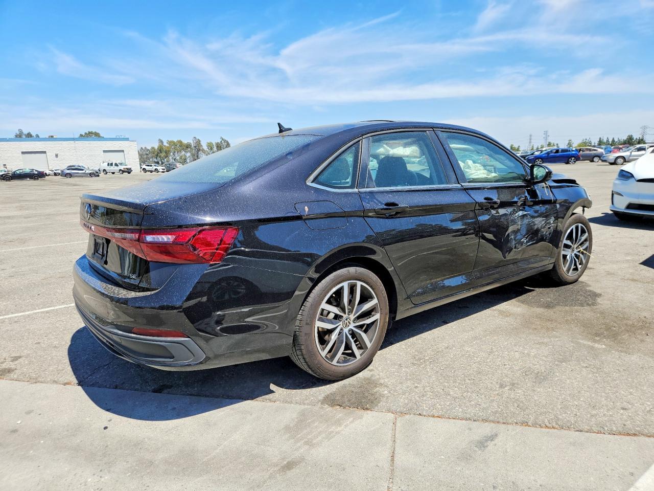 2025 Volkswagen Jetta 4D Se - Фото 3