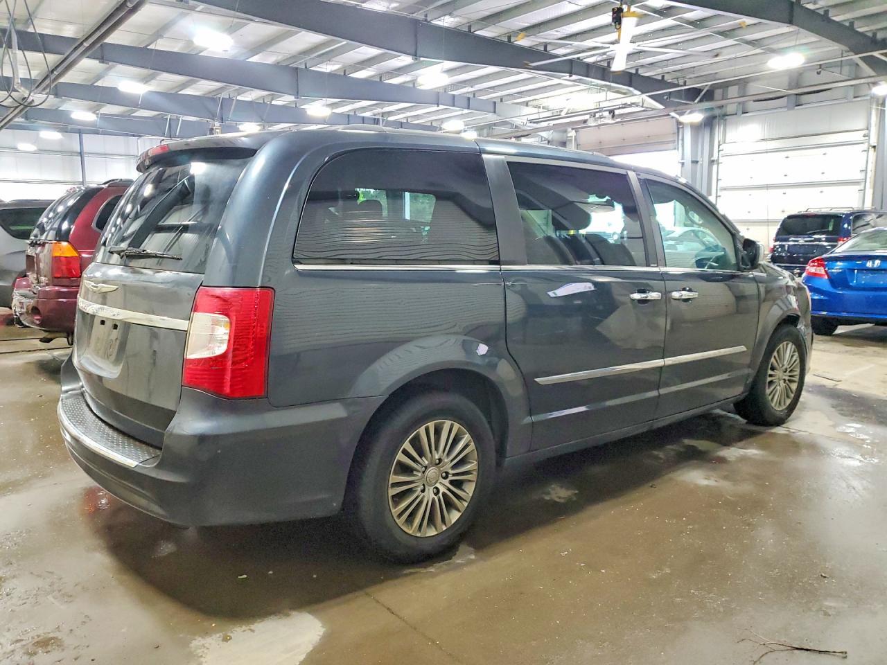 2014 Chrysler Town & Country Touring L - Фото 3