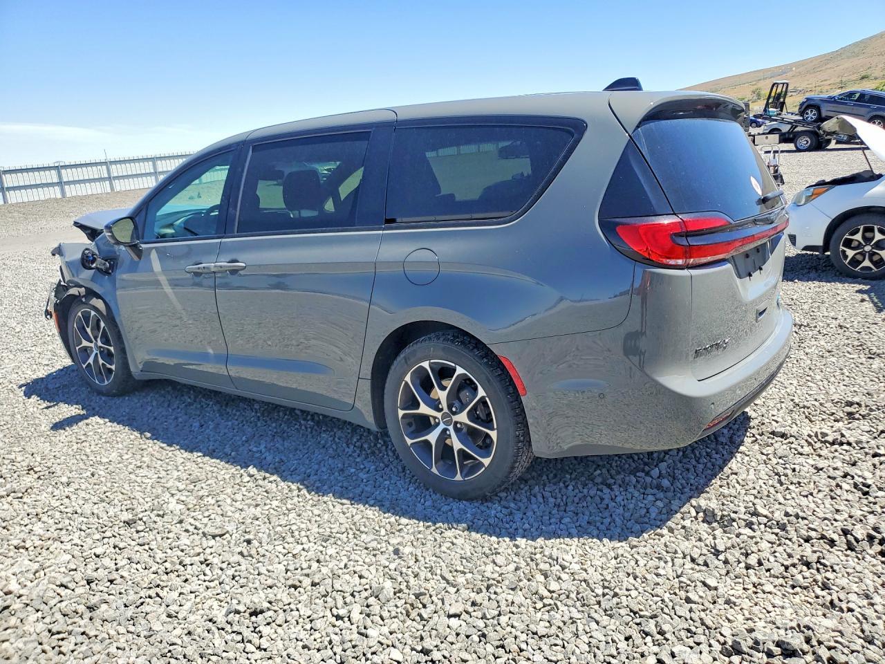 2023 Chrysler Pacifica Hybrid Limited - Image 2