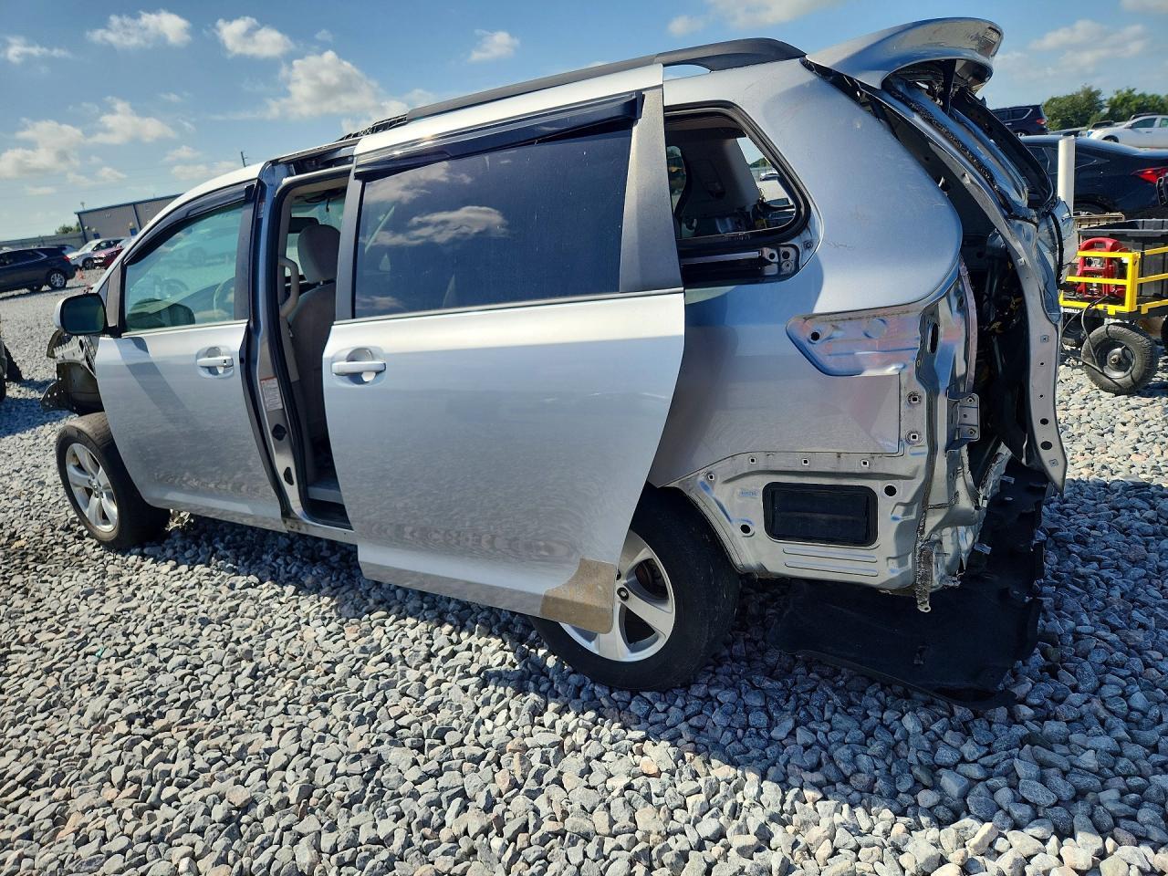 2015 Toyota Sienna Sport - Фото 2