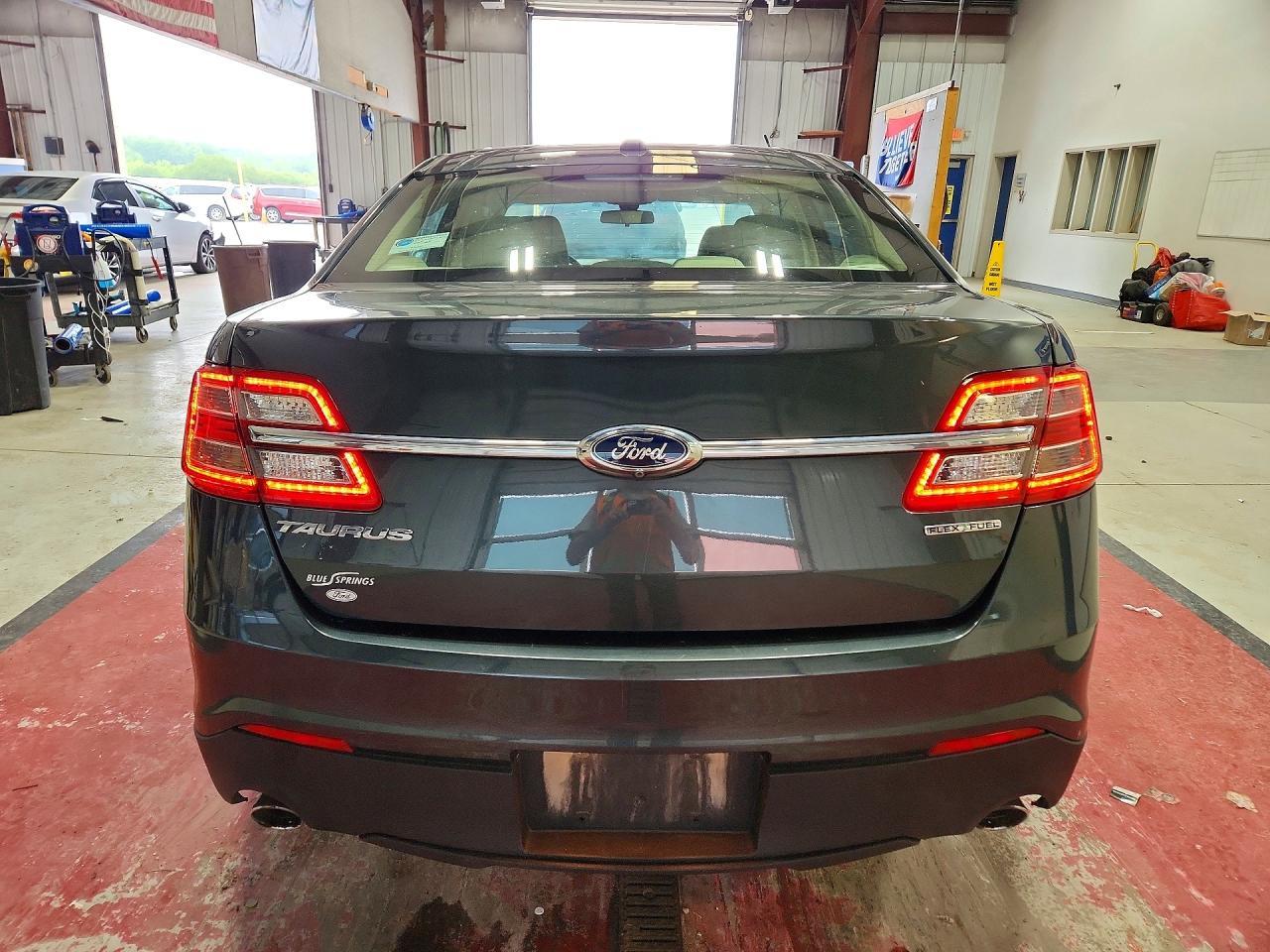 2016 Ford Taurus Se - Фото 6