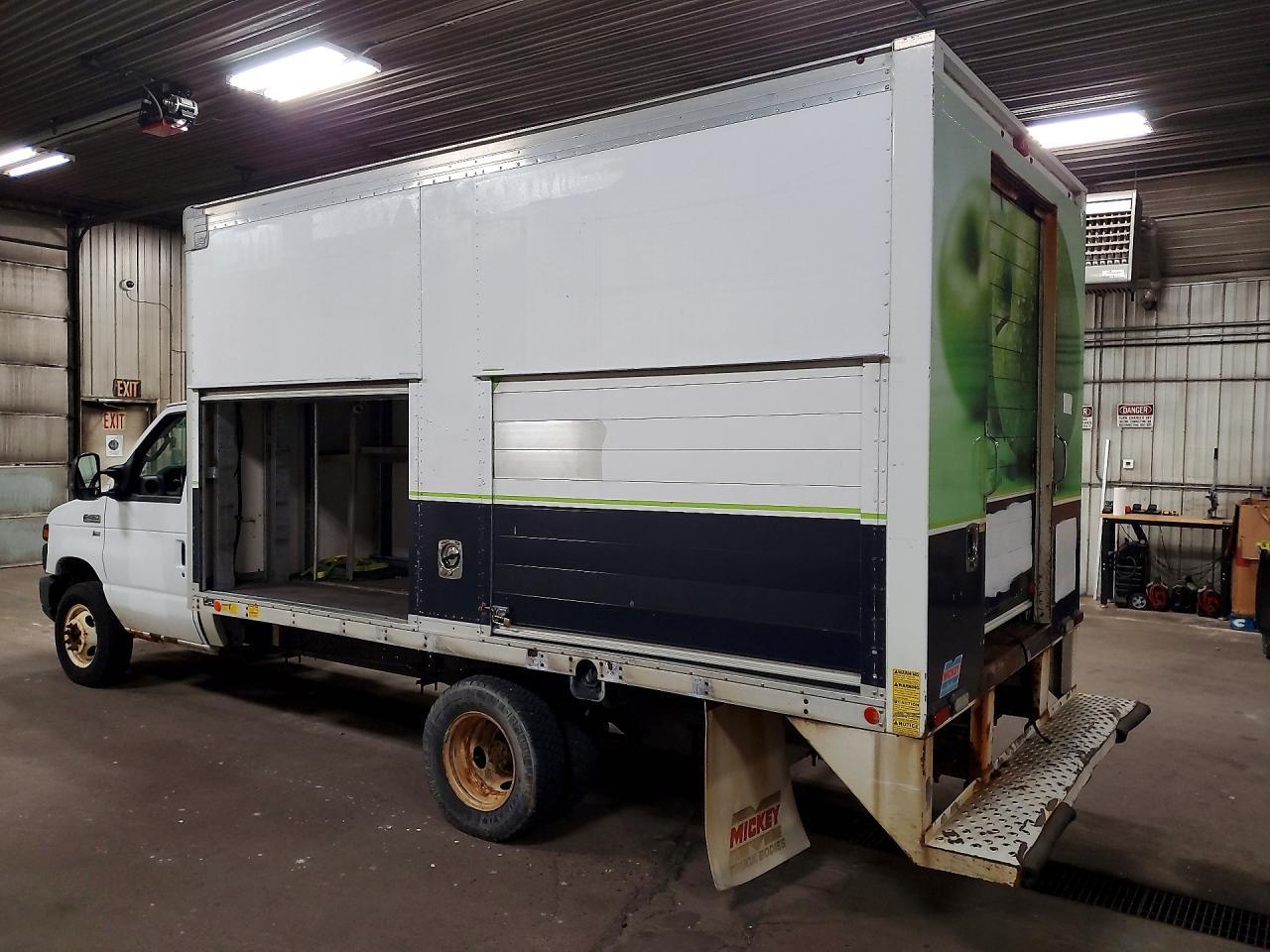 2014 Ford E450 Refrigerated Box Truck - Фото 2