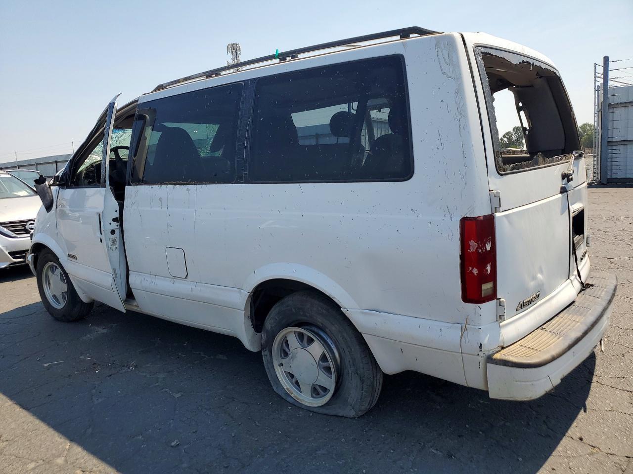 2000 Chevrolet Astro - Image 2
