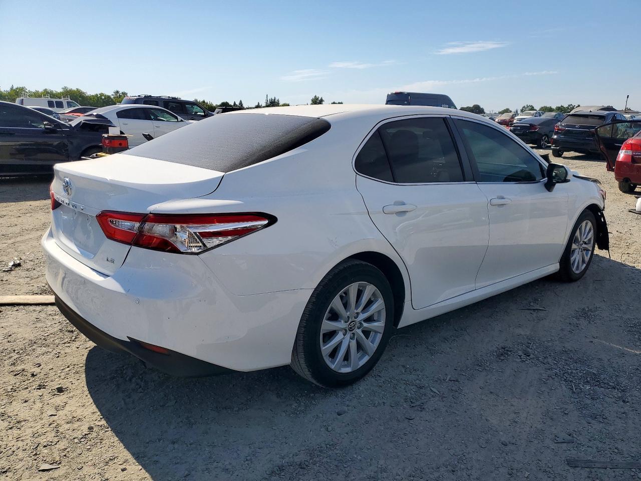 2018 Toyota Camry Le - Фото 3