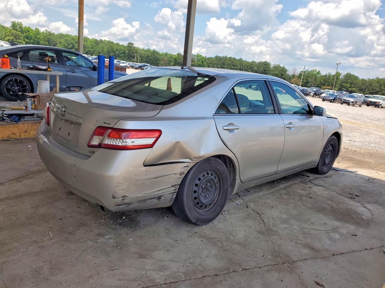 2010 Toyota Camry Le - Фото 3