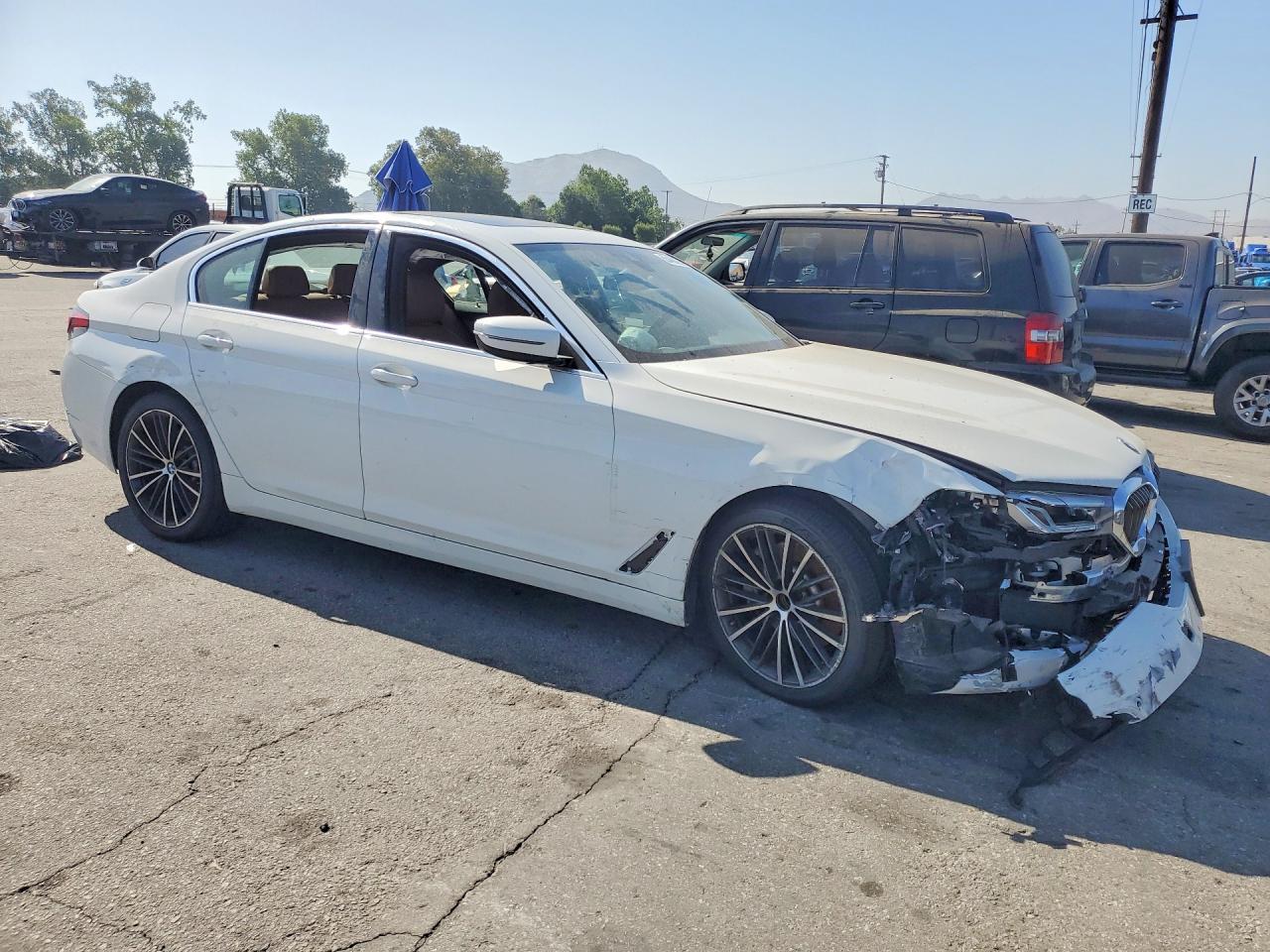 2021 BMW 530E - Фото 4