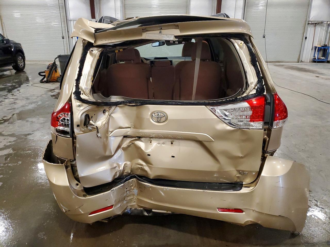 2012 Toyota Sienna Le - Фото 6