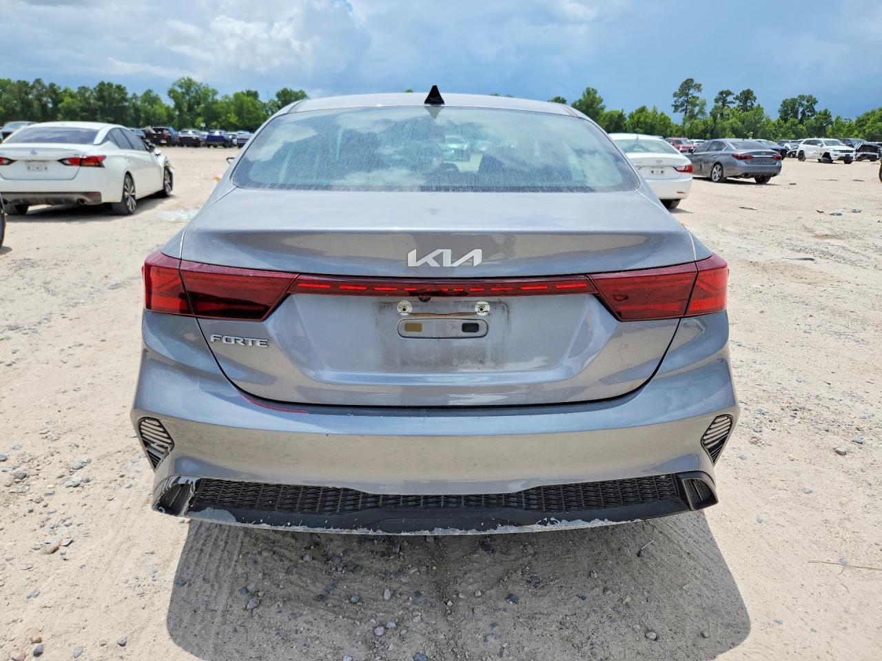 2023 Kia Forte Lxs - Image 6