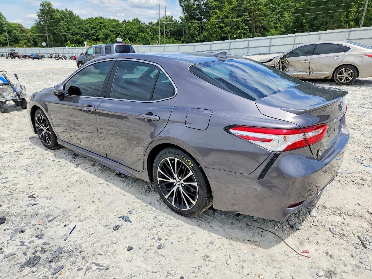 2020 Toyota Camry Se - Фото 3