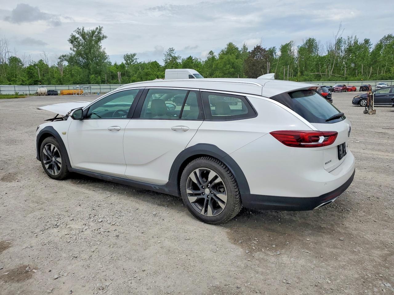 2018 Buick Regal Tourx Essence - Image 2