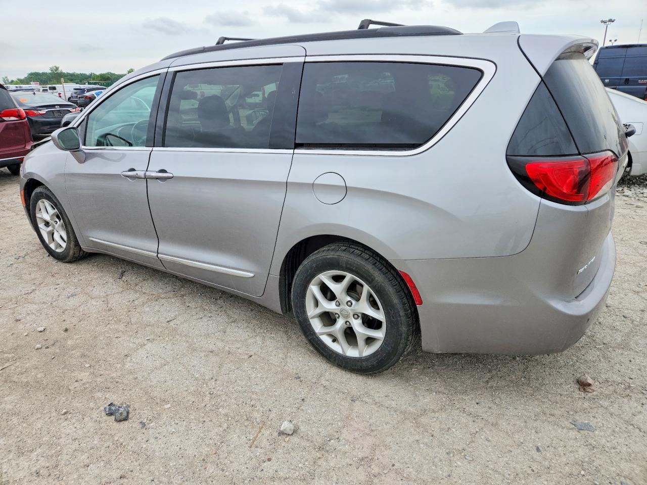 2017 Chrysler Pacifica Touring L - Фото 2