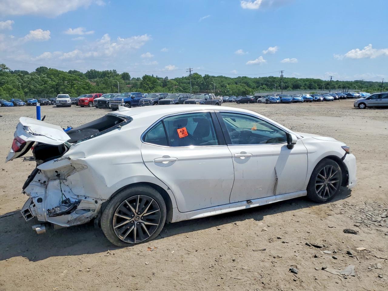 2021 Toyota Camry Se - Фото 3