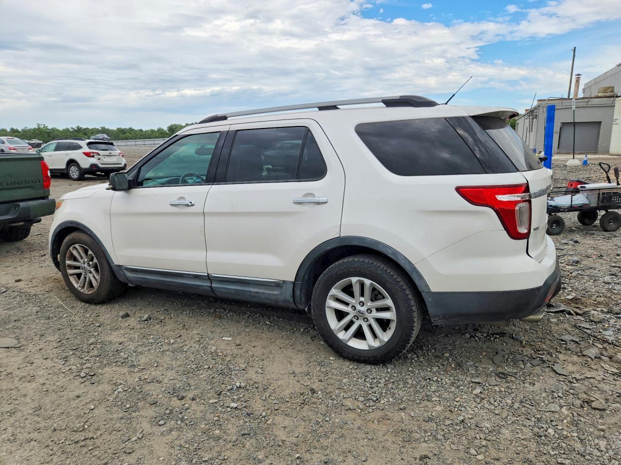 2011 Ford Explorer Xlt - Image 2
