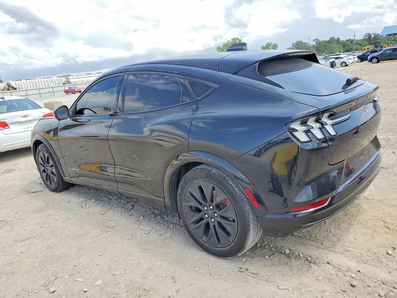 2025 Ford Mustang Mach-E Premium - Фото 2