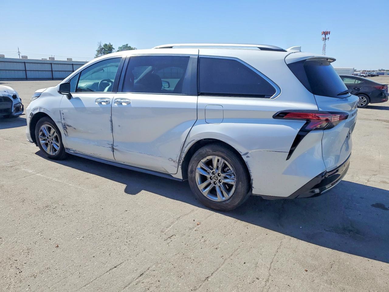 2023 Toyota Sienna Limited 7-Passenger - Image 2