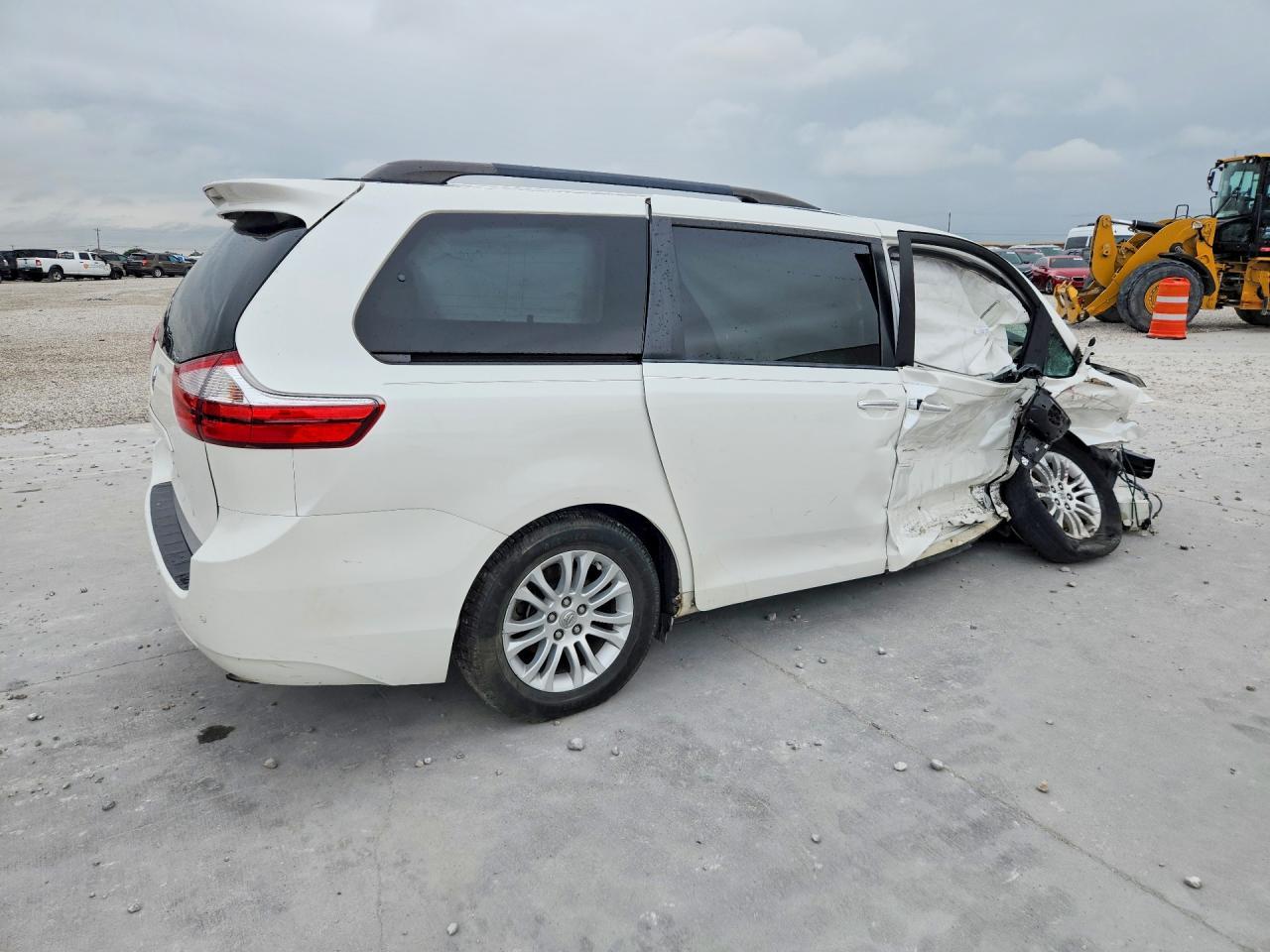2015 Toyota Sienna Xle Premium 8-Passenger - Фото 3