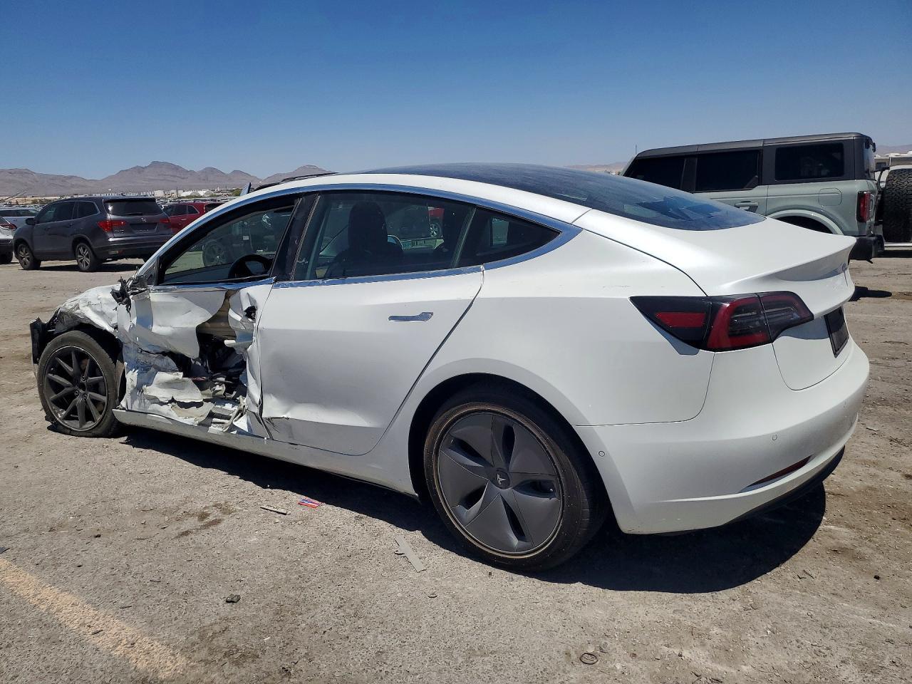 2020 Tesla Model 3 - Фото 2
