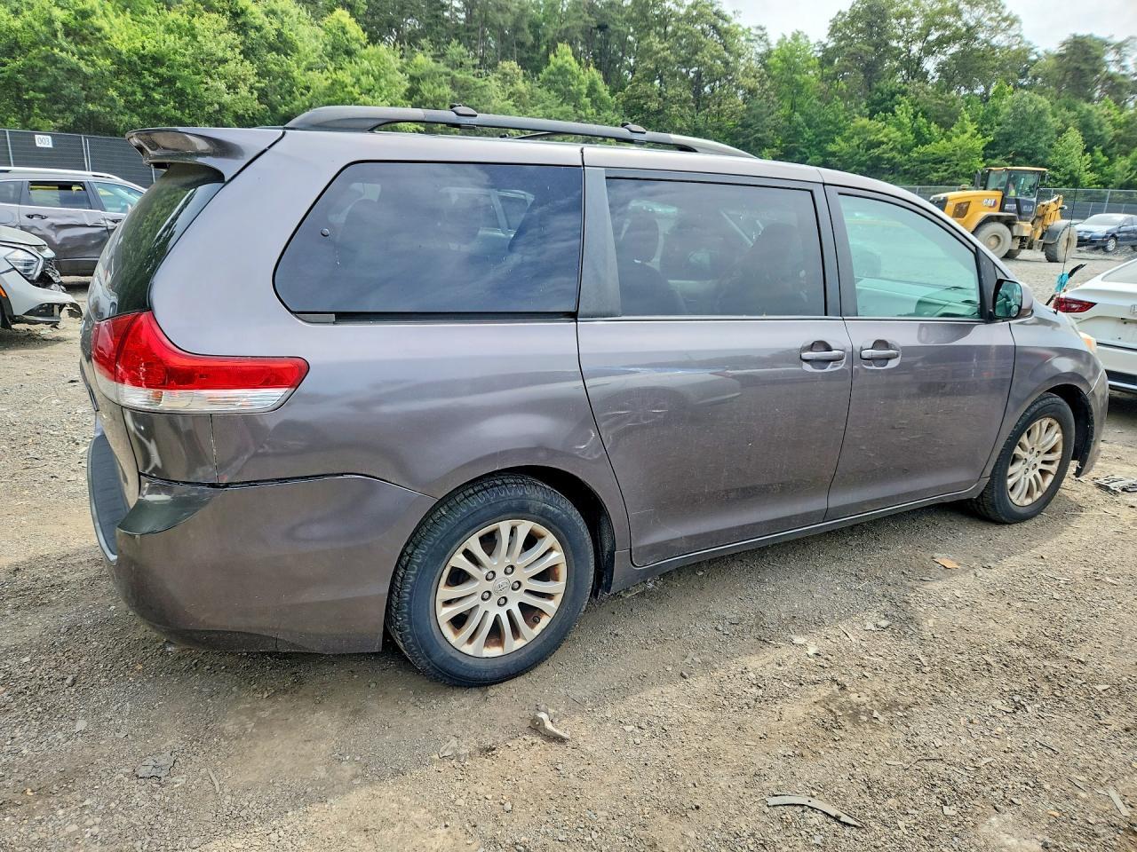 2013 Toyota Sienna Xle 8-Passenger - Фото 3