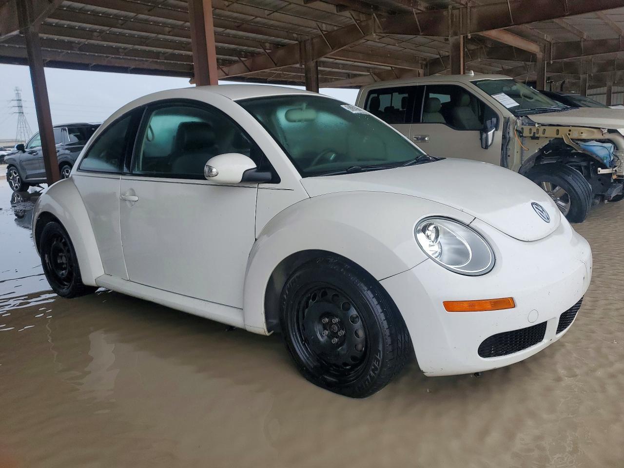 2010 Volkswagen New Beetle - Фото 4