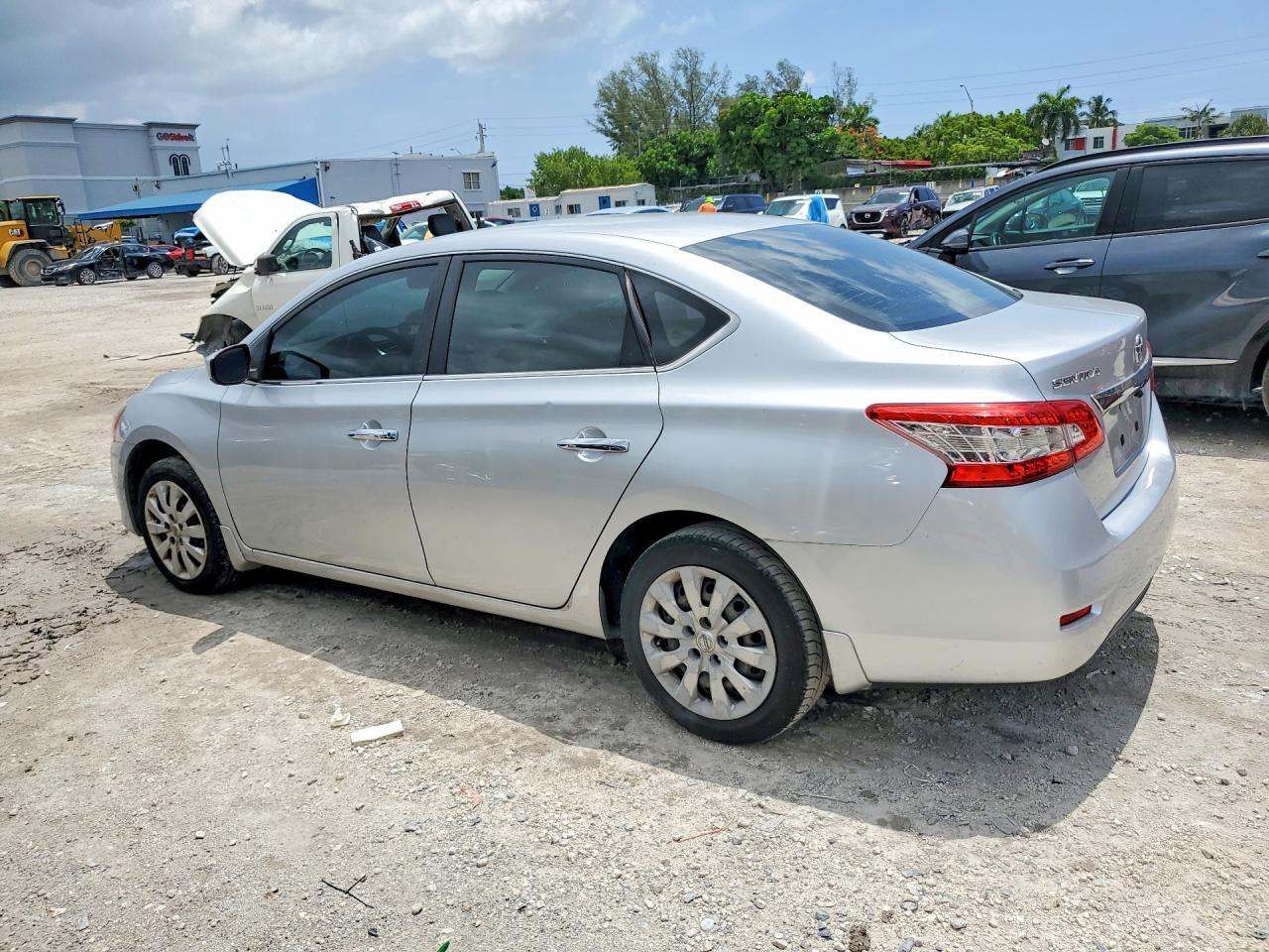 2015 Nissan Sentra S - Фото 2