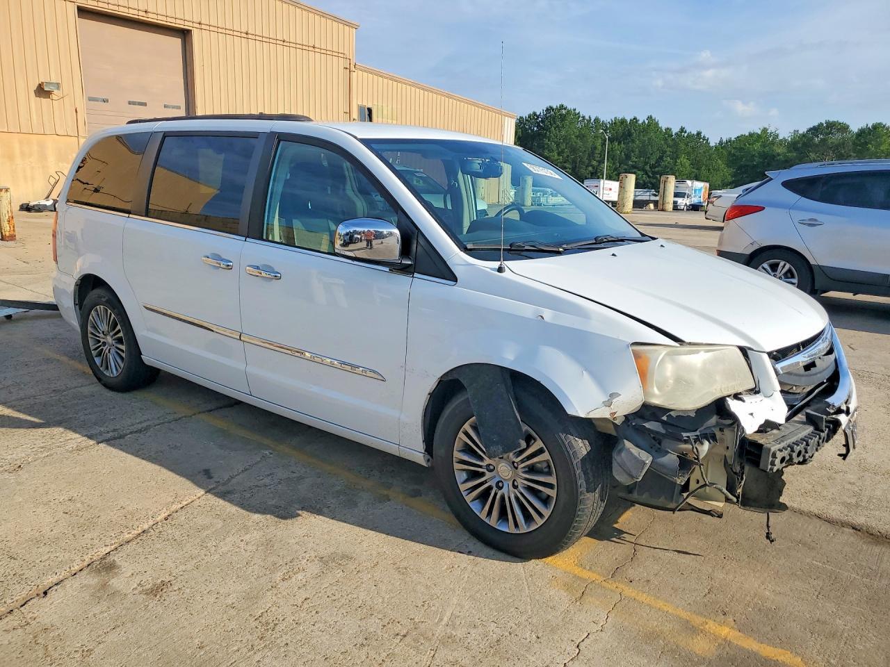 2014 Chrysler Town & Country Touring L - Фото 4
