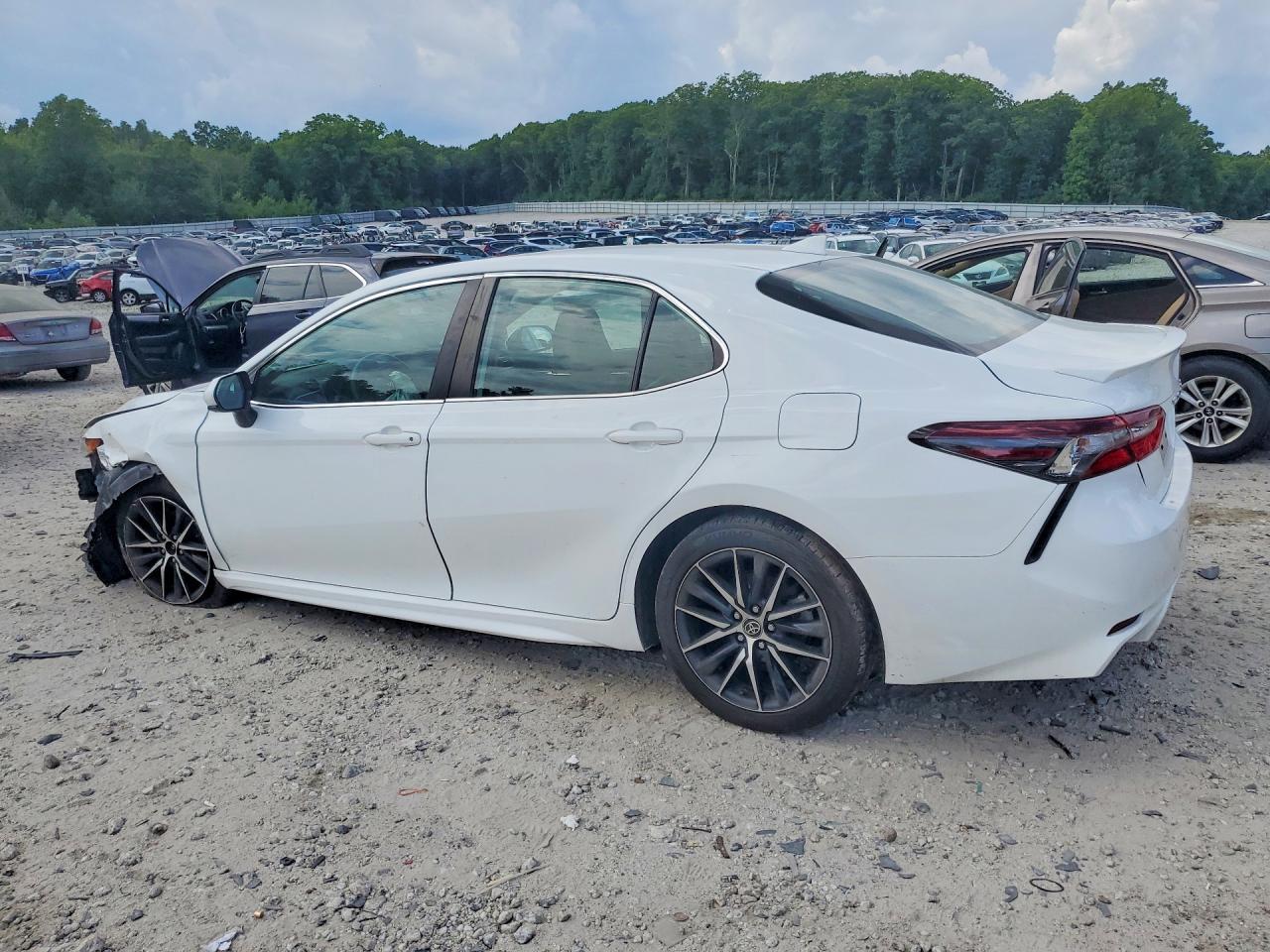 2021 Toyota Camry Se - Фото 2