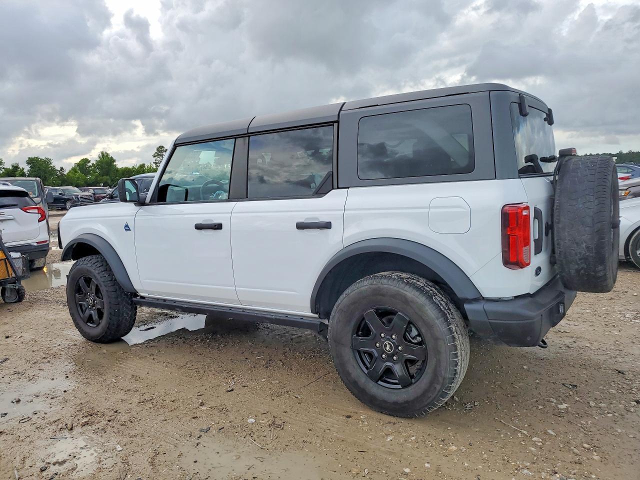 2024 Ford Bronco Black Diamond - Image 2