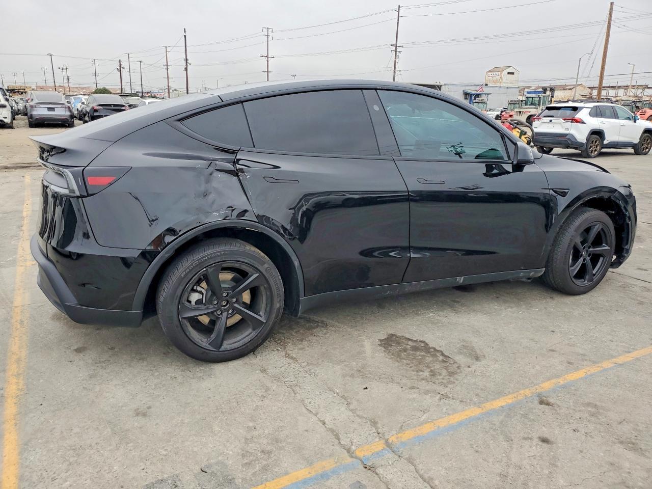 2026 Tesla Model Y - Фото 3