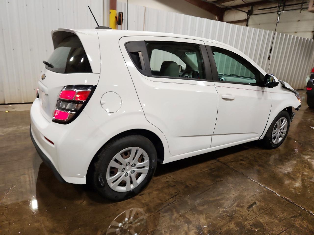 2017 Chevrolet Sonic - Фото 3