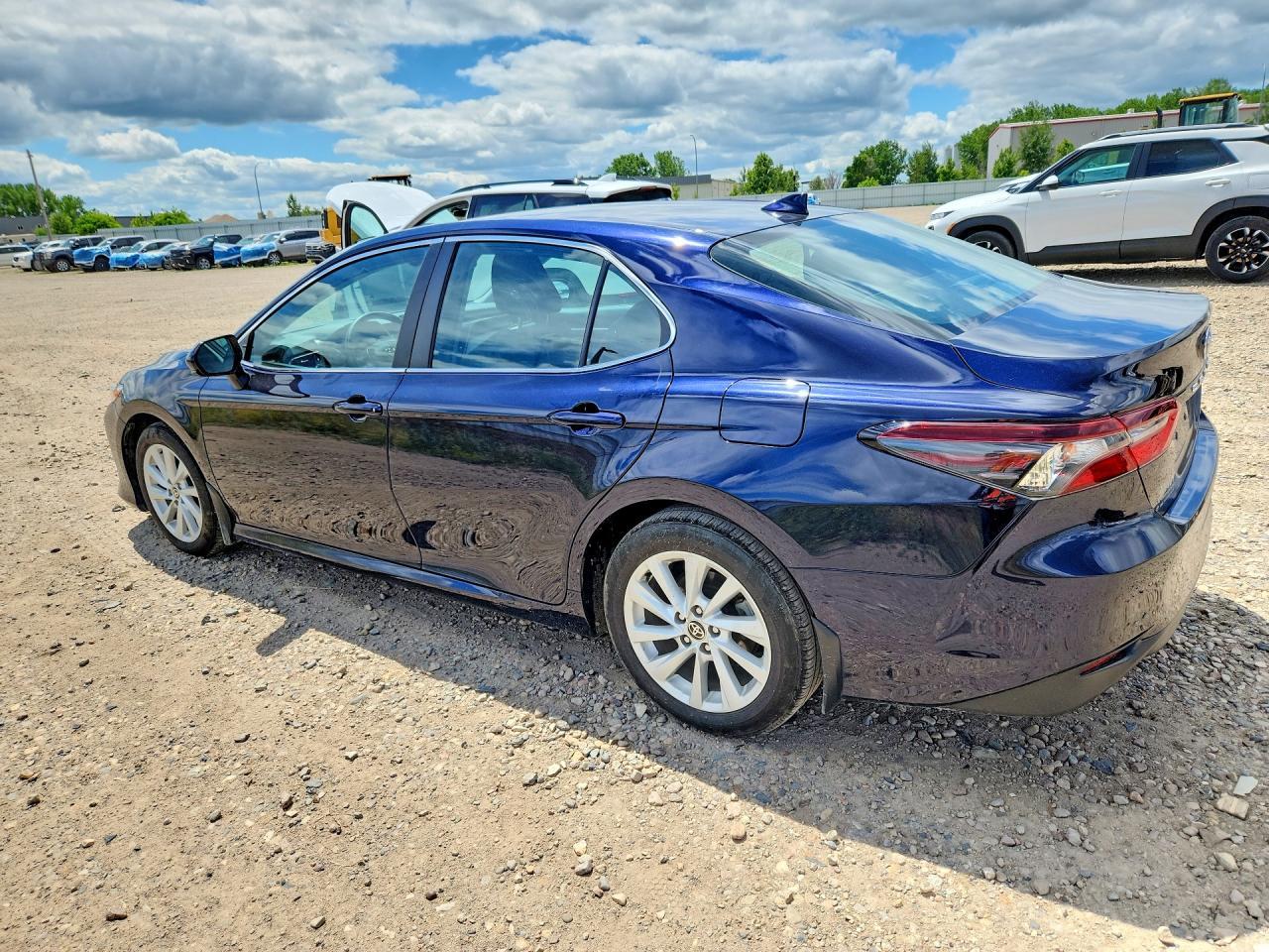 2022 Toyota Camry Le - Фото 2