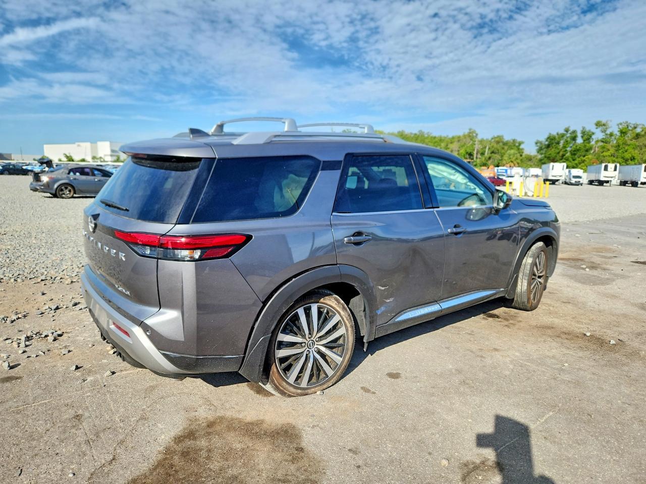 2025 Nissan Pathfinder Platinum - Image 3