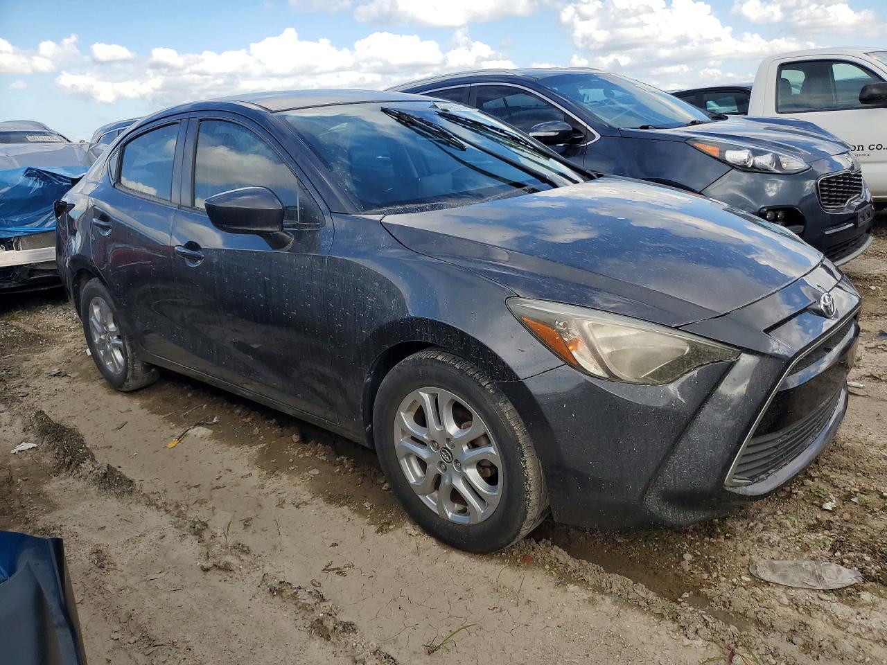2017 Toyota Yaris Ia Base - Фото 4