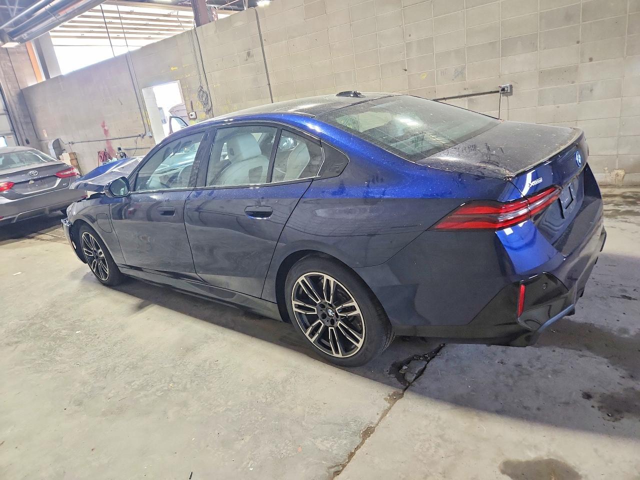 2026 BMW 550 Xe - Фото 2