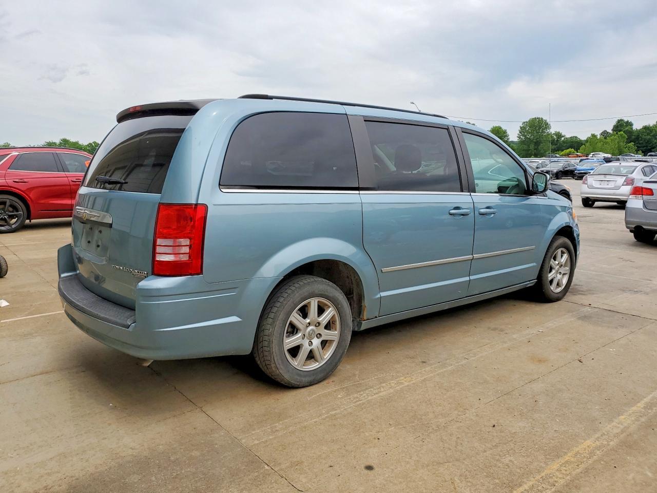 2010 Chrysler Town & Country Touring - Image 3