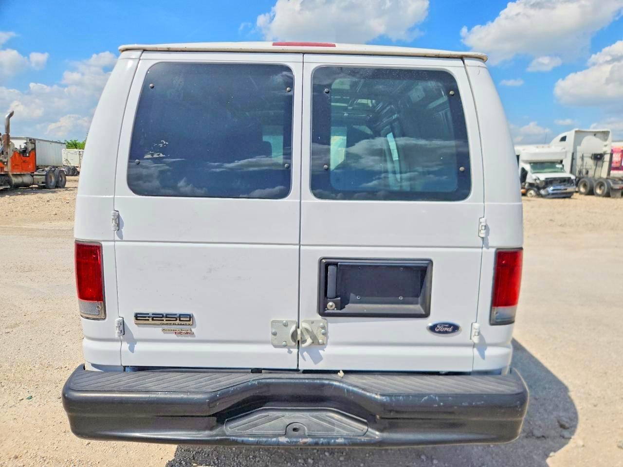 2011 Ford Econoline E350 Super Duty Van - Фото 6