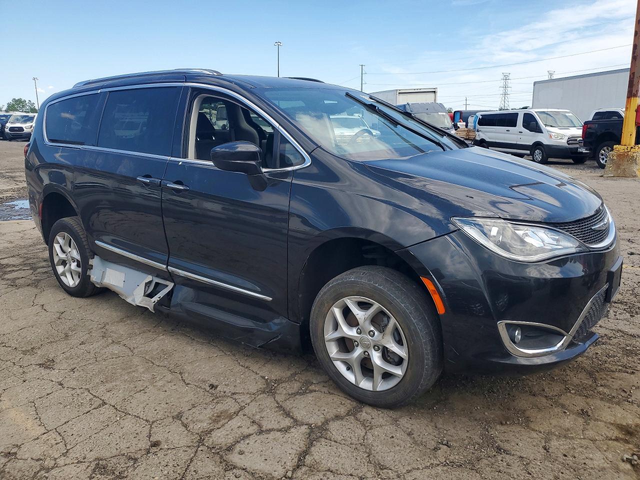2018 Chrysler Pacifica Touring L - Фото 4