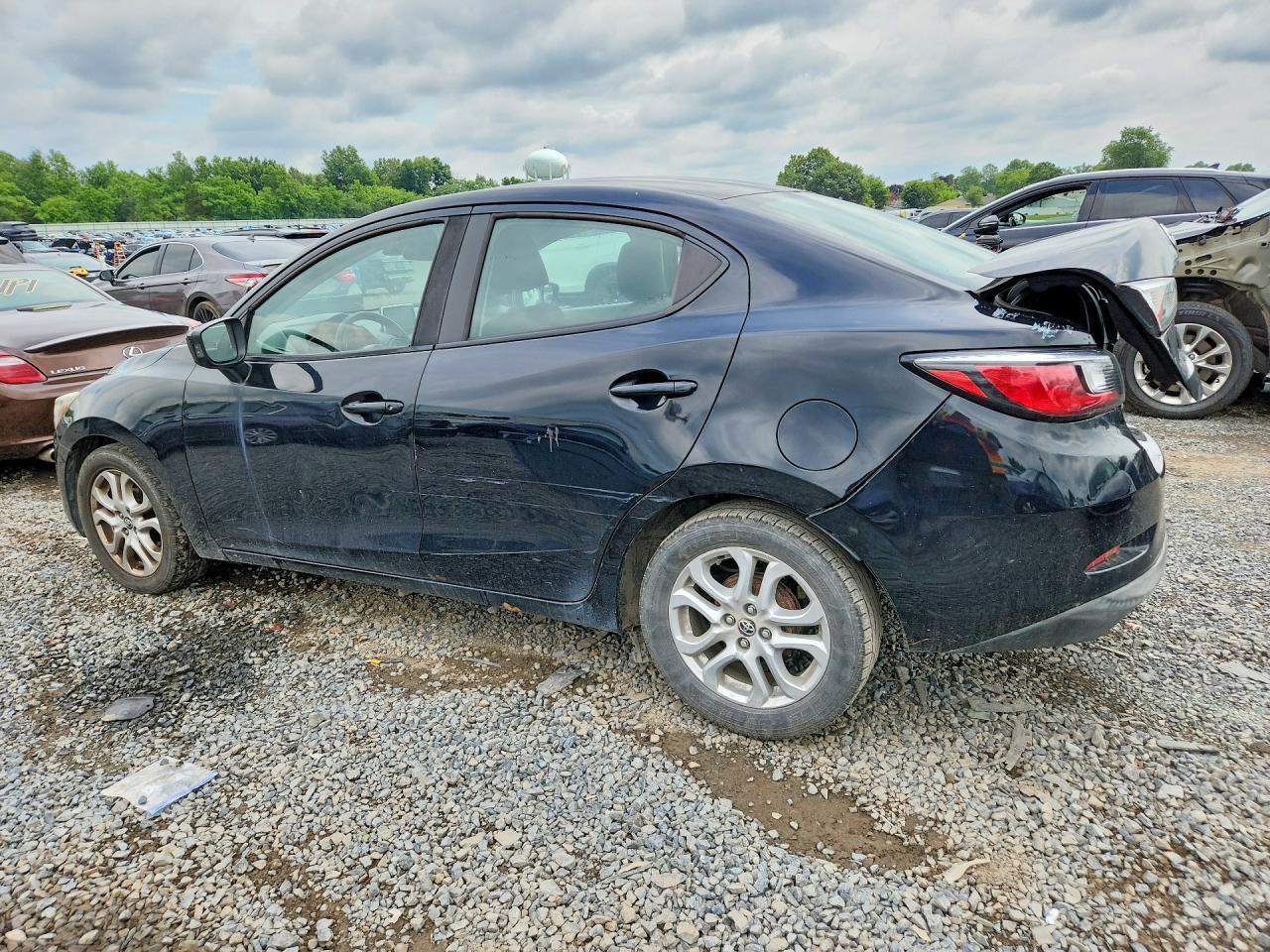 2017 Toyota Yaris Ia Base - Фото 2