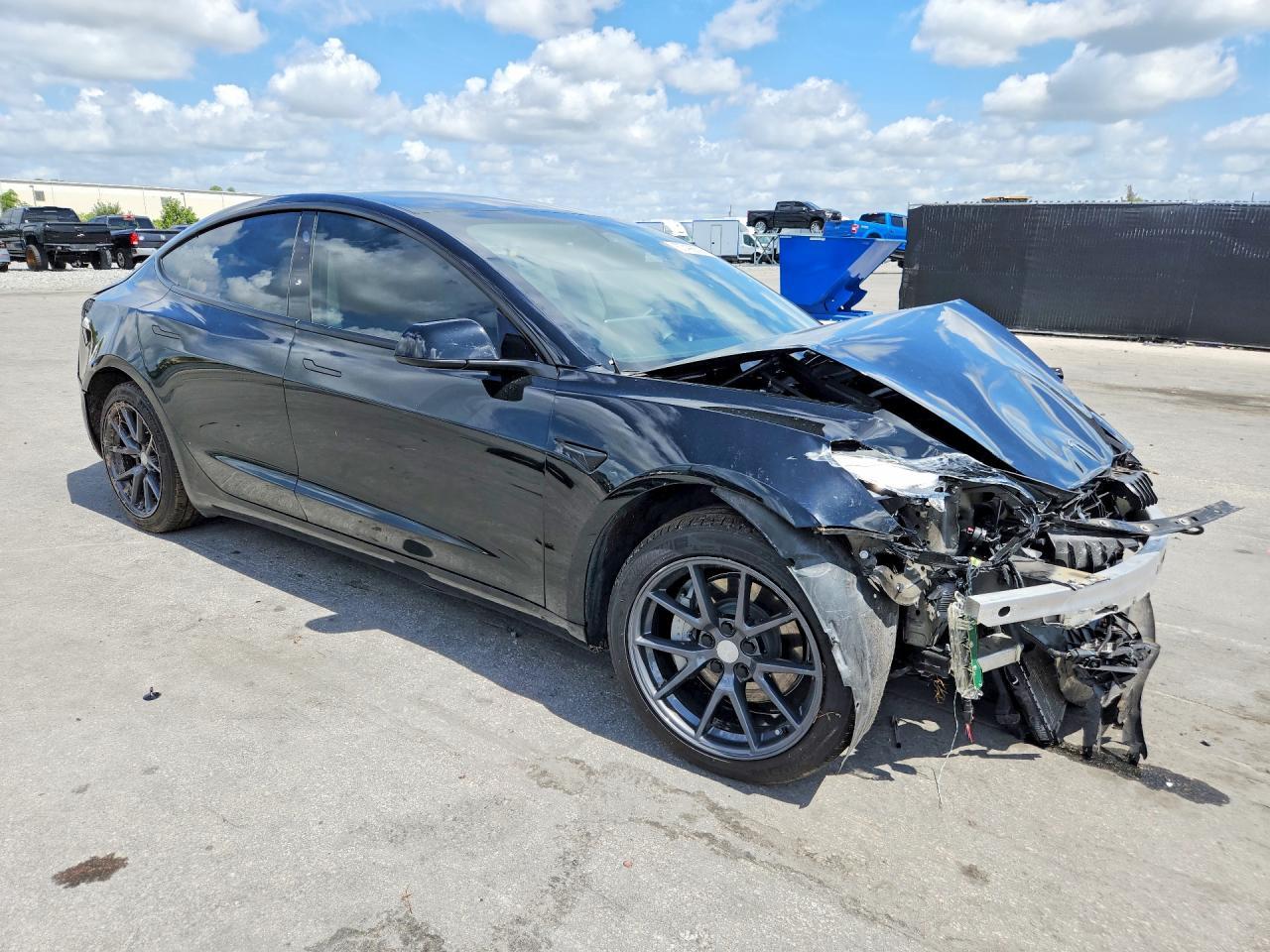 2023 Tesla Model 3 - Фото 4