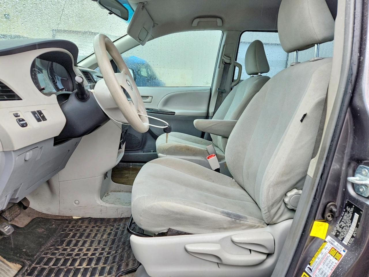 2012 Toyota Sienna Base 7-Passenger - Фото 7