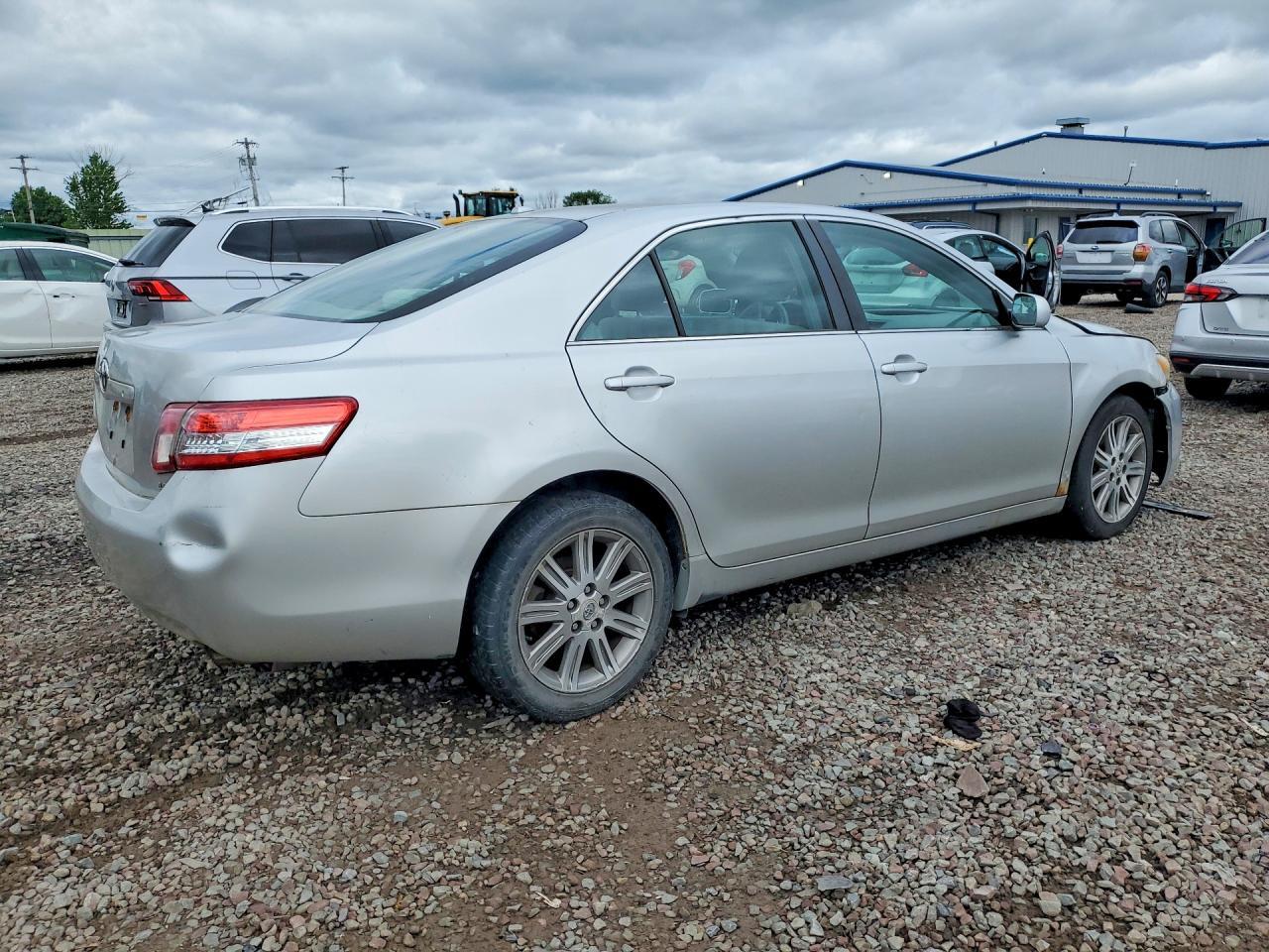 2011 Toyota Camry Le - Image 3