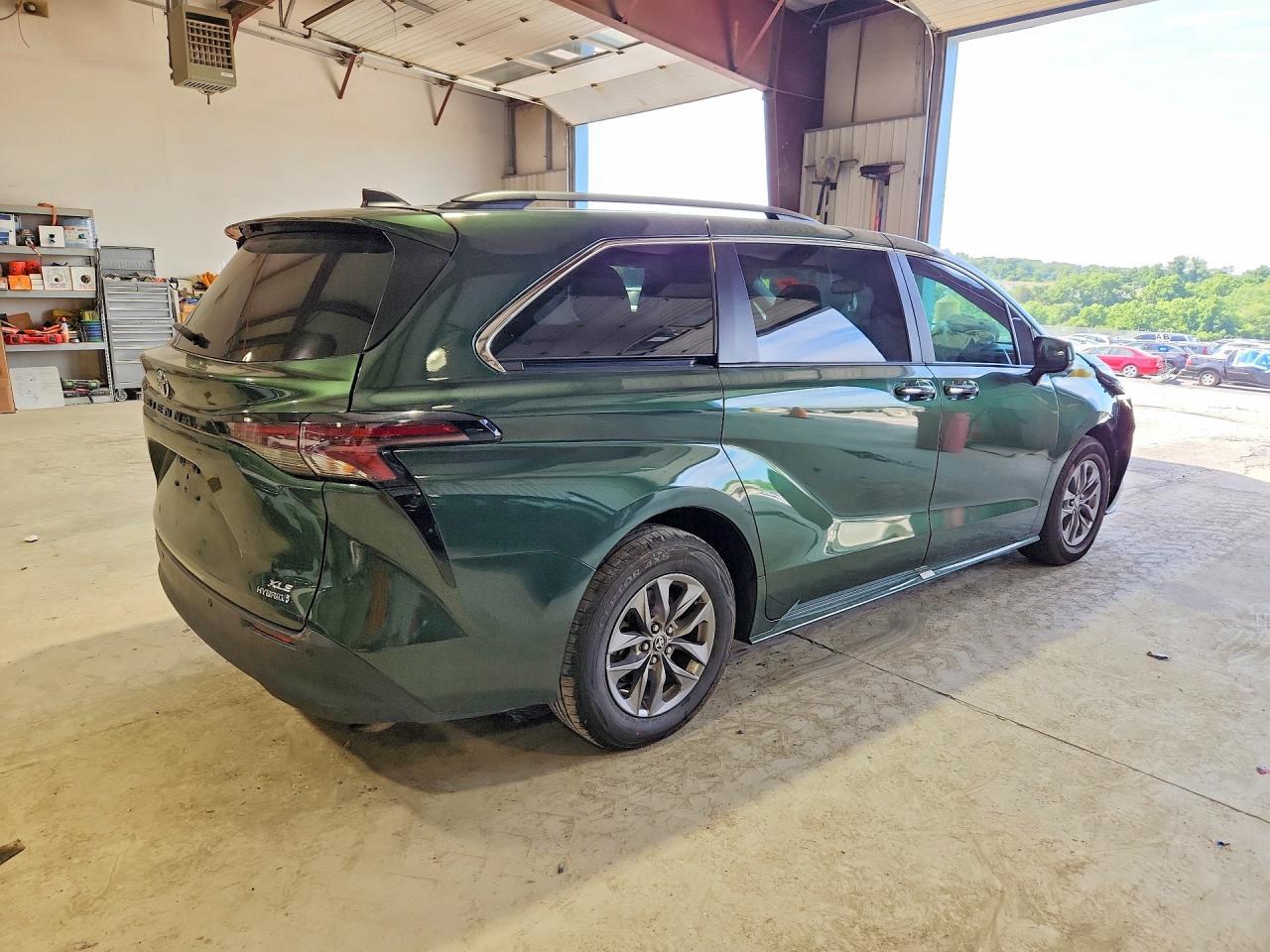 2023 Toyota Sienna Xle - Фото 3