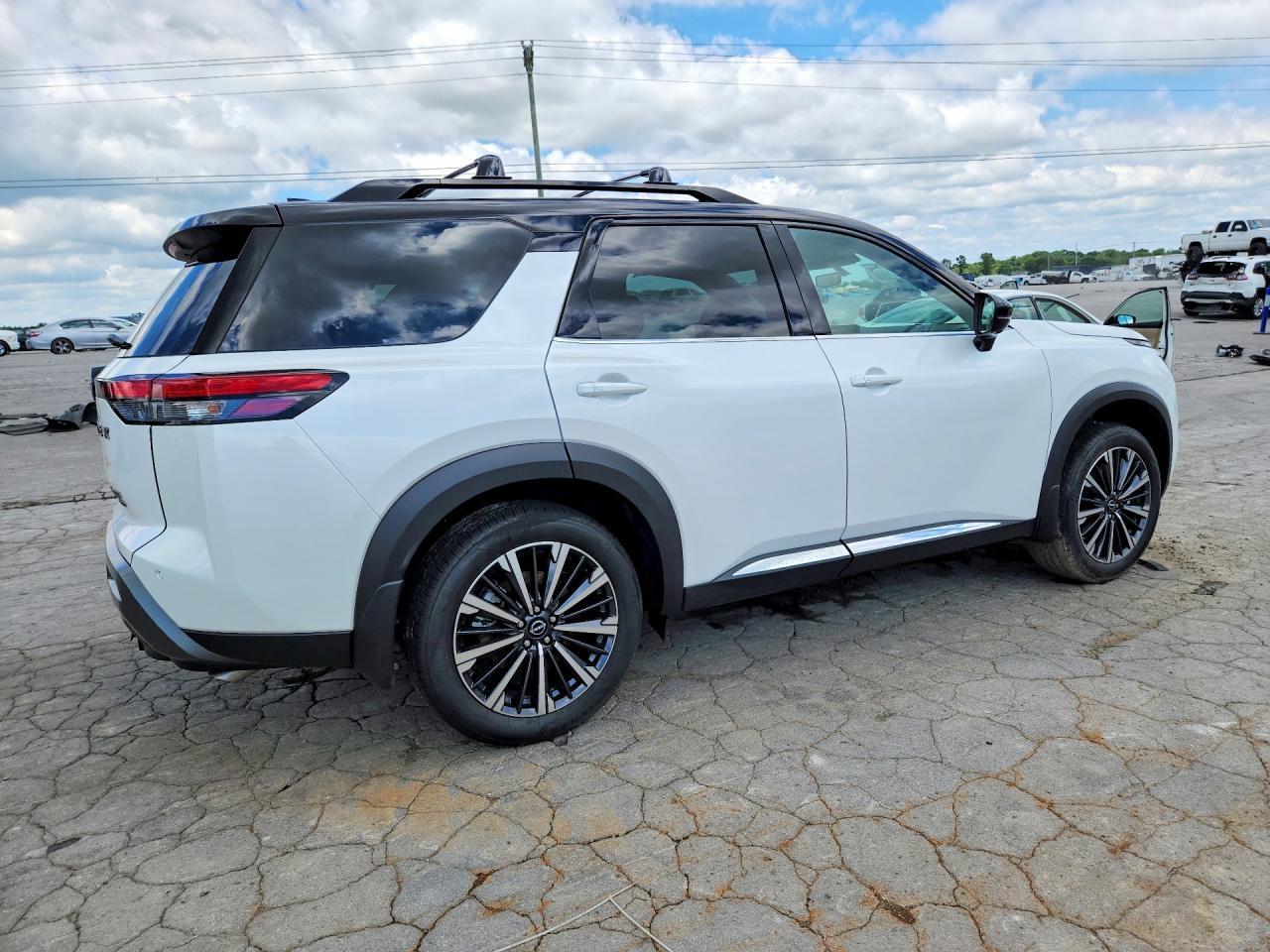 2026 Nissan Pathfinder Platinum - Image 3