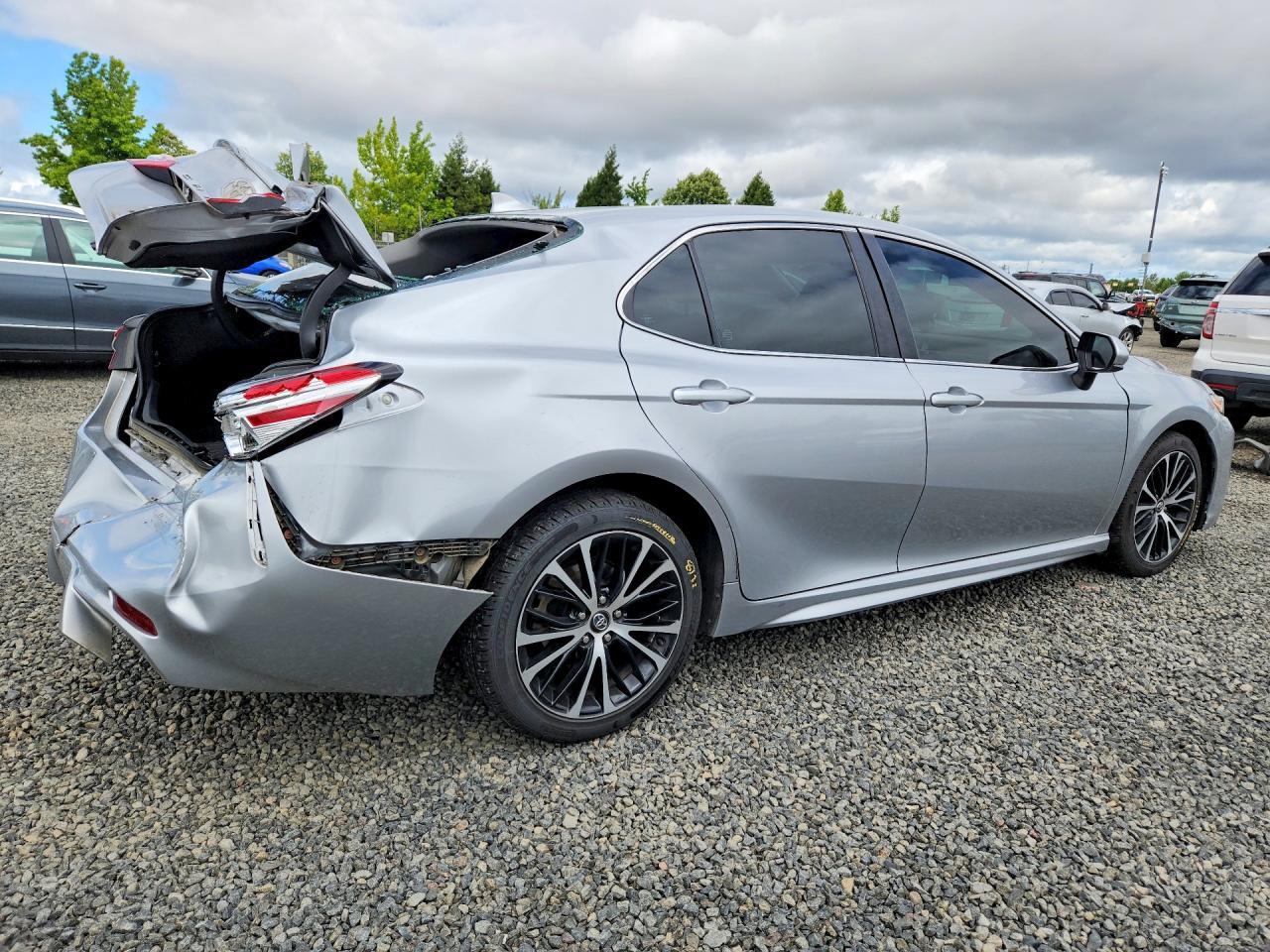 2020 Toyota Camry Se - Фото 3